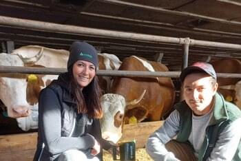 Na snímku specialistka výživy skotu ing. Nikola Pluhařová společně s hlavním zootechnikem panem Ladislavem Oubrechtem Na snímku specialistka výživy skotu ing. Nikola Pluhařová společně s hlavním zootechnikem panem Ladislavem Oubrechtem
